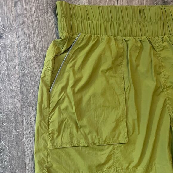Fabletics Ultra High-Waisted Piped Nylon Short - Picture 5 of 7